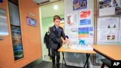 尽管新冠疫情仍在持续，英国学生还是陆续恢复上学。