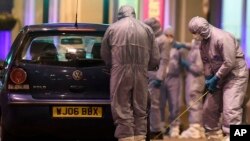 Petugas forensik memeriksa sebuah mobil di dekat lokasi penikaman di Streatham, London, Inggris, Minggu, 2 Februari 2020. 