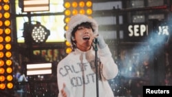 FILE: J-Hope tampil di Times Square pada acara Malam Tahun Baru pertama tanpa batasan sejak pandemi COVID-19 di wilayah Manhattan di New York City, AS, 31 Desember 2022. (REUTERS/ Jeenah Moon)