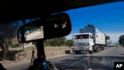 Truk - truk bergerak menuju titik kontrol perbatasan antara Rusia dan Ukraina di Donetsk. Konvoi truk-truk bantuan Rusia yang pertama menyeberangi zona inspeksi Ukraina, 22/8/2014.