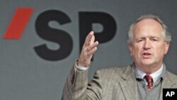 Economist Heiner Flassbeck speaks during a Swiss Social Democrats party meeting in Aarau, Switzerland, October 2008. (file photo)