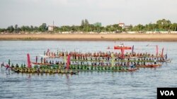 កីឡាករចែវទូកហាត់សម មុន​​ព្រះរាជ​ពិធី​បុណ្យ​អុំទូក​ បណ្តែត​ប្រទីប និង​សំពះព្រះខែ​អកអំបុក ដែល​នឹង​ប្រព្រឹត្ត​ទៅ​រយៈពេល​បី​ថ្ងៃ​ចាប់ពី​ថ្ងៃទី​២១ ដល់​ថ្ងៃទី​២៣ ខែវិច្ឆិកានេះ នៅមុខព្រះបរមរាជវាំង រាជធានីភ្នំពេញ ថ្ងៃទី២០ ខែវិច្ឆិកា ឆ្នាំ២០១៨។ (ខាន់ សុគុំមនោ/VOA 