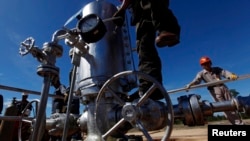 Pekerja penyulingan minyak mentah di pulau Bunyu, Kalimantan Timur. (Foto: Dok)