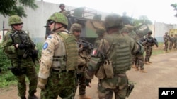 Des soldats de la force européenne EUFOR RCA patrouillent à Bangui, le 19 janvier 2015..