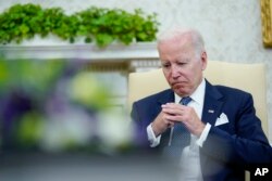 조 바이든 미국 대통령이 12일 백악관에서 안드레스 마누엘 로페스 오브라도르 멕시코 대통령과 회담 중 발언을 듣고 있다.