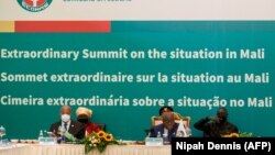 Bamwe mu bari bitabiriye inama yo kwiga ku kibazo ca Mali 