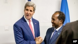 Menteri Luar Negeri AS John Kerry bertemu Presiden Somalia Hassan Sheikh Mohamud di bandara Mogadishu, Somalia (5/5). (AP/Andrew Harnik)