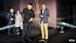 Cawapres Sandiaga Uno meraih penghargaan 'Inspiration Awards' dalam ajang Moeslim Choice Awards versi Majalah Moeslim Choice di Hotel Pullman, Jakarta, Rabu (12/12). (VOA/Ghita)