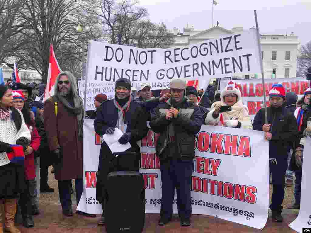 គណបក្សសង្គ្រោះជាតិដែលត្រូវតុលាការរំលាយក្នុងប្រទេសអាមេរិកគឺ លោក ស៊ុយ សេង ហុង និង រី គា ដឹកនាំការធ្វើការបាតុកម្មនៅមុខសេតវិមាន ក្នុងរដ្ឋធានីវ៉ាស៊ីនតោន ដើម្បីសុំឲ្យសហរដ្ឋអាមេរិកធ្វើអន្តរាគមន៍ឲ្យមានការស្តារប្រជាធិបតេយ្យ&nbsp;និងសិទ្ធិមនុស្សឡើងវិញនៅក្នុងប្រទេសកម្ពុជានៅថ្ងៃសៅរ៍ ទី១៩ ខែមករា ឆ្នាំ ២០១៩។ (សុខ ខេមរា/VOA)