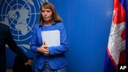 រូបឯកសារ៖ លោកស្រី Rhona Smith អ្នករាយការណ៍​ពិសេស​របស់​អង្គការ​សហ​ប្រជាជាតិ ចូលរួម​នៅក្នុង​សន្និសីទ​កាសែត​មួយ​ដែល​បាន​ធ្វើ​ឡើង​នៅ​ការិយាល័យ​របស់​លោកស្រី​នៅក្នុង​រាជធានី​ភ្នំពេញ នៅ​ថ្ងៃទី ០៩ ខែឧសភា ឆ្នាំ២០១៩។ (AP Photo/Heng Sinith)