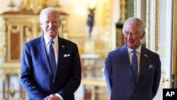 Američki predsjednik Džo Bajden tokom susreta sa britanskim kraljem Čarlsom trećim u dvorcu Vindzor (Foto: Chris Jackson/Pool via AP)