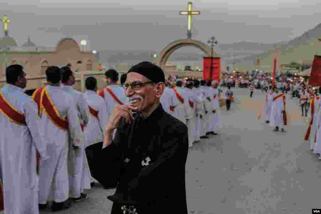 A priest observes the ritual. Muslims and cultural celebrations have been panned from the event this year in Assiut, Egypt, August 20, 2017. (H. Elrasam/VOA)