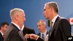 លោក Jim Mattis រដ្ឋ​មន្ត្រី​ក្រសួង​ការពារ​ជាតិ​ (រូប​ឆ្វេង) និយាយ​ជាមួយ​នឹង​លោក Jens Stoltenberg អគ្គលេខាធិការ​នៃ​អង្គការ​អូតង់ ក្នុង​កិច្ច​ប្រជុំ​មួយ​នៅ​ទីស្នាក់ការ​កណ្តាល​អង្គការ​នេះ ក្នុង​ក្រុង​ប្រ៊ុចសែល កាលពី​ថ្ងៃទី២៩ ខែមិថុនា ឆ្នាំ២០១៧។