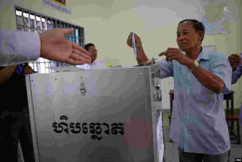 មន្ត្រី​ក្រុម​ប្រឹក្សា​សង្កាត់​មួយ​រូប ​ស្ថិត​ក្នុង​ការិយាល័យ​បោះ​ឆ្នោត​ព្រឹទ្ធ​សភា ​កាល​ពីថ្ងៃទី២៥ ​ខែកុម្ភៈ ​ឆ្នាំ២០១៨។ ​(អូន ឆេងប៉រ/VOA)