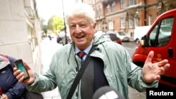 Stanley Johnson, ayah PM Inggris Boris Johnson sedang dalam proses mengajukan diri untuk mendapatkan paspor Perancis, guna mempertahankan hubungannya dengan Uni Eropa setelah Brexit. (Foto: Reuters) 