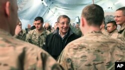 Mudofaa vaziri Leon Panetta Bishkekdagi "Manas" tranzit markazida askarlar bilan ko'rishmoqda, 14-mart, 2012-yil