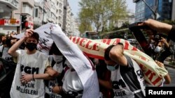 2021년 5월 1일 노동절을 맞아 터키 수도 이스탄불의 거리에서 시위하는 사람들 