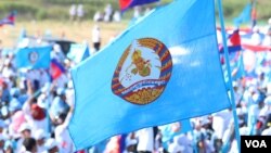 រូបឯកសារ៖ ក្រុមអ្នកគាំទ្រ​ លើក​ទង់​គណបក្ស​ប្រជាជន​កម្ពុជា​ នៅក្នុង​ការដង្ហែក្បួន​ឃោសនា​ថ្ងៃ​​ចុងក្រោយ​​ ក្នុង​រាជធានី​ភ្នំពេញ​ ថ្ងៃទី២ ​ខែ​មិថុនា​ ឆ្នាំ​២០១៧។ (ហ៊ាន សុជាតា/ VOA)