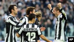 Pemain klub Juventus Claudio Marchisio, tengah, merayakan kemenangan dengan rekan-rekannya setelah mencetak gol dalam pertandingan liga Seri A melawan Atalanta di stadion Turin (foto: dok).
