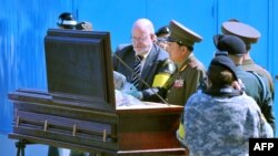 지난 2008년 9월 판문점에서 북한이 미국에 송환한 미군 유해가 들어있는 관을 유엔군사령부 관계자와 북한군 장교가 함께 점검하고 있다.