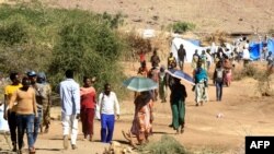 Para pengungsi Etiopia yang melarikan diri dari konflik di Wilayah Tigray tampak di kamp Umm Rakuba di negara bagian Gedaref, Sudan, 30 November 2020.