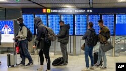 22일 프랑스 파리의 샤를 드 골 공항에 승객들이 줄서 있다. 영국의 변종 코로나바이러스 확산으로 프랑스의 모든 영국발 이동 수단이 차단됐다. 