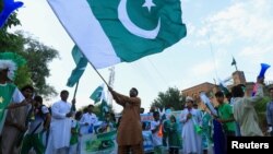 Komunitas Hindu di Pakistan melambaikan bendera sebagai solidaritas terhadap warga Muslim di Kashmir-India dalam aksi di Peshawar, Pakistan (foto: dok). 