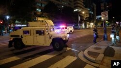 រូបឯកសារ៖ រថយន្ត Humvee របស់យោធាអាមេរិកបិទផ្លូវមួយនៅកណ្តាលរដ្ឋធានីវ៉ាស៊ីនតោន​អំឡុងពេលបាតុកម្មពាក់ព័ន្ធនឹងវិសមភាពពូជសាសន៍ កាលពីថ្ងៃទី០១ ខែមិថុនា ឆ្នាំ២០២០។ 