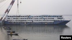 នាវាកំសាន្ត​ The Eastern Star ដែល​បាន​លិខ​ក្នុង​ទន្លេ​Yangtze River ក្នុង​ខែមិថុនា​ ត្រូវ​បាន​ឃើញ​នៅJianli​ខេត្ត​ Hubei កាលពី​ថ្ងៃទី ៣០ ខែ​ធ្នូ ឆាំ្ន២០១៥