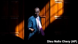 រូបឯកសារ៖ ប្រធានាធិបតី​ហៃទី លោក Jovenel Moise រៀបនឹង​ផ្ដល់​បទសម្ភាសន៍​មួយ​នៅ​គេហដ្ឋាន​របស់​លោក​នៅ​ជាយក្រុង Port-au-Prince ប្រទេស​ហៃទី ថ្ងៃទី៧ ខែកុម្ភៈ ឆ្នាំ២០២០។ លោក​ត្រូវ​បាន​គេ​ធ្វើ​ឃាត​កាល​ពី​ថ្ងៃទី៧ ខែកក្កដា ឆ្នាំ២០២១។ 