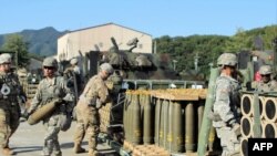 지난 2016년 미군 장병들이 훈련장에서 155mm 집속탄 포탄을 운반하고 있다. (자료사진)