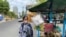 Khim Ha sells fried noodles in Phnom Penh’s Chaktomouk quarter, Dec. 10, 2020. (Aun Chhengpor/VOA Khmer) 