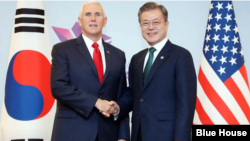 동남아시아국가연합(ASEAN) 정상회의 참석차 싱가포르를 방문 중인 마이크 펜스 미국 부통령과 문재인 한국 대통령이 15일 만나 한반도 정세에 대한 의견을 교환하고, 2차 미북정상회담 준비 현황에 대해 협의했다. 청와대 사진제공. 