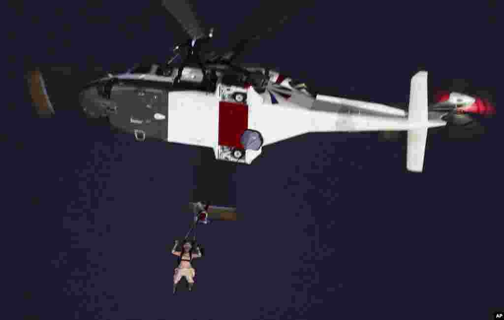 Seseorang berpakaian seperti Ratu Elizabeth II terjun dengan parasut ke stadion Olimpiade dalam Upacara Pembukaan Olimpiade di London, 27 Juli 2012.