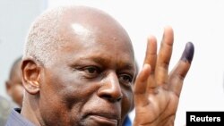 José Eduardo dos Santos montre son doigt après avoir voté à Luanda, Angola, 31 août 2012.