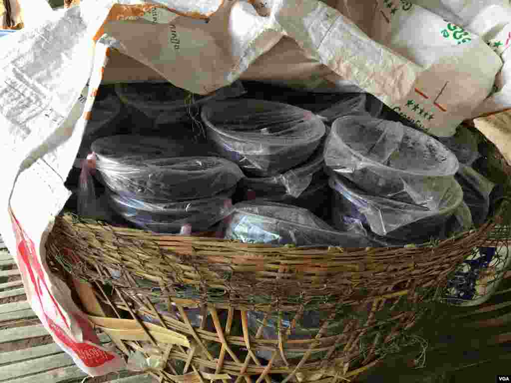 ពង​ចង្រិត ប្រមូល​ទុក​សម្រាប់​លក់​មួយ​ចាន​បាន​ក្នុង​តម្លៃ ៥.០០០រៀល​ នៅ​ក្នុង​ភូមិច្រាប ឃុំ​ដើមដូង ស្រុក​អង្គរជ័យ ខេត្​តកំពត នៅ​ថ្ងៃ​ទី៧ ខែកុម្ភៈ ឆ្នាំ២០១៧ ។ (សើ សាយ្យាណា/VOA)&nbsp;