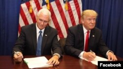 Donald Trump (kanan) dan Cawapres Partai Republik, Mike Pence (foto: dok). 