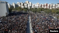 Warga menunggu di depan Gereja Kebangkitan Kristus dalam upacara pemakaman Uskup Amfilohije Radovic, pemimpin Gereja Ortodoks Serbia yang wafat karena Covid-19, di Podgorica, Montenegro, Minggu, 1 November 2020. (Foto: Reuters)
