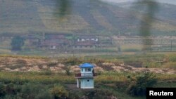 ទាហាន​កូរ៉េ​ខាង​ជើង​បាន​ឈរ​យាម​នៅ​លើ​ទន្លេតYaluជិត​ទី​ក្រុង​ ​Hyesan ខេត្ត​ ​Ryanggang នៃប្រទេសកូរ៉ខាងជើង ទល់​មុខ​​ក្រុង ​Linjiang​ នៃប្រទេសចិន នា​ថ្ងៃ​ទី២១ ខែ​កញ្ញា ឆ្នាំ២០១៤ ។ ការ​​សម្លាប់​​ឆ្លង​​ព្រំ​ដែន​​បង្ក​​ឲ្យ​​មាន​​ការ​​ព្រួយ​​បារម្ភ​​នៅ​​ភាគ​ឦសាន​​ប្រទេស​​ចិន​ ។