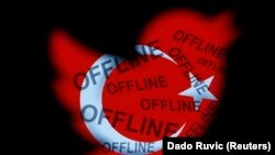Bendera nasional Turki dalam bentuk logo Twitter dengan kata-kata "offline" terlihat dalam ilustrasi foto yang diambil di Zenica (21/3).