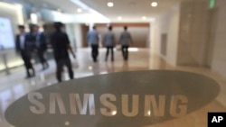 Logo Samsung Electronics Co. di sebuah toko di Seoul, Korea Selatan (12/10).