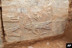Ukiran batu berusia 2.700 tahun terlihat di Mosul, Irak, Senin, 24 Oktober 2022. (Foto: AP)