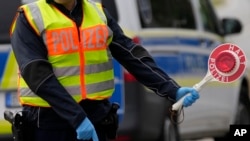 แฟ้มภาพ - จนท.ตำรวจเยอรมนีสั่งให้รถยนต์และรถบรรทุกหยุดที่บริเวณจุดข้ามแดนเยอรมนีและสาธารณรัฐเช็ก เมื่อ 10 ต.ค. 2566