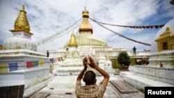 Seorang pria Budha tengah beribadah di dekat stupa Boudhanath di Kathmandu (6/8). Seorang warga Tibet dilaporkan tewas setelah melakukan aksi bakar diri di dekat stupa ini, Selasa pagi waktu setempat.