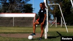 Mara Gomez, pesepak bola transpuan profesional pertama di Argentina, saat wawancara dengan Reuters di Buenos Aires, 3 Februari 2020. (Foto: Reuters