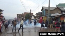 Police ebeti molinga mpo na kopanza matamboli na Bukavu, le 21 janvier 2018. (VOA/Ernest Muhero)