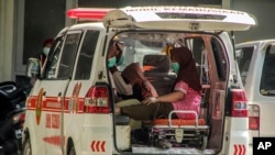 Pasien menunggu perawatan di dalam ambulans di tengah lonjakan kasus COVID-19 di Rumah Sakit Umum Dr. Sardjito Yogyakarta, Rabu, 7 Juli 2021. (Foto: AP)