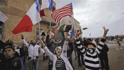 BMT Xavfsizlik Kengashi ijozatini olgach, Qo’shma Shtatlar, Britaniya va Fransiya shu yilning mart oyida havo hujumlarini boshlagan edi