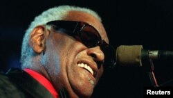 지난 1997년 레이 찰스가 스위스 몽트뢰에서 열린 재즈 페스티벌에서 공연하고 있다. 