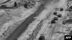 以色列军方提供的视频截图：以色列坦克和步兵在加沙北部实施一次“有针对性的袭击”。（2023年10月26日）